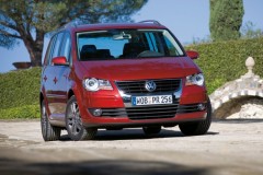 Volkswagen Touran minivena foto attēls 1