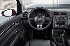 Volkswagen Touran minivena foto attēls 5